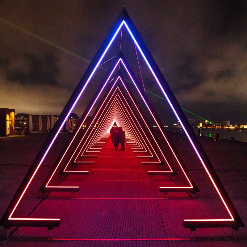 Lysinstallasjonen The Wave