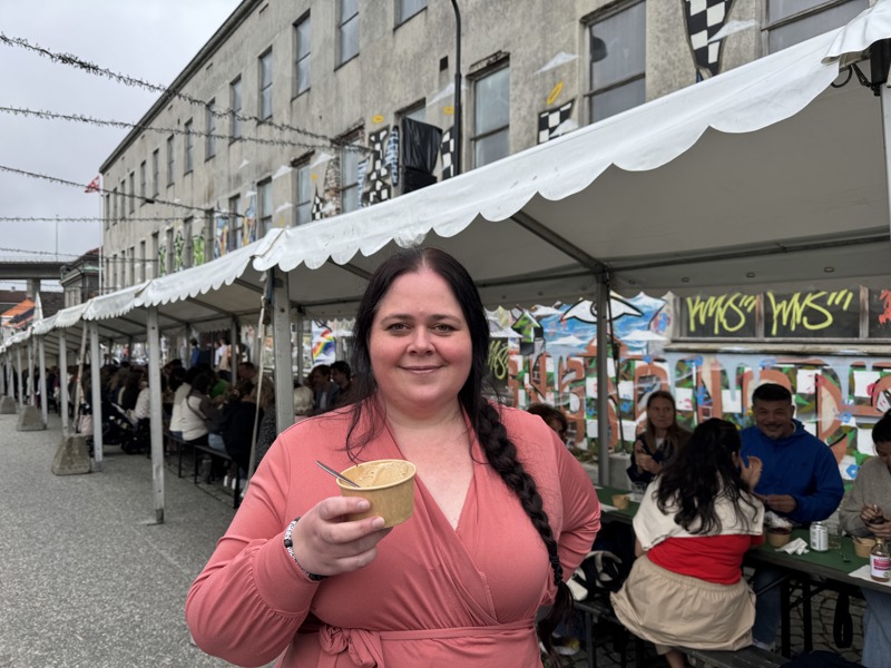 Mari Hult holder en is og smiler til kamera. 