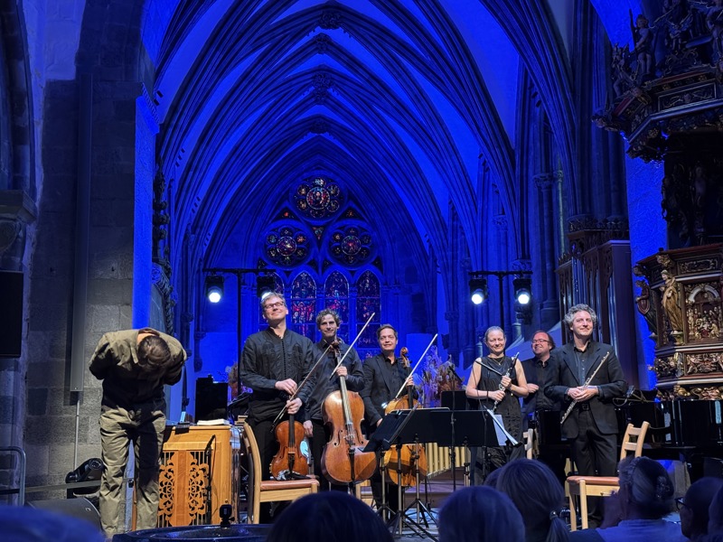 Ensemblet mottar applaus Rational music for an Irrational world.