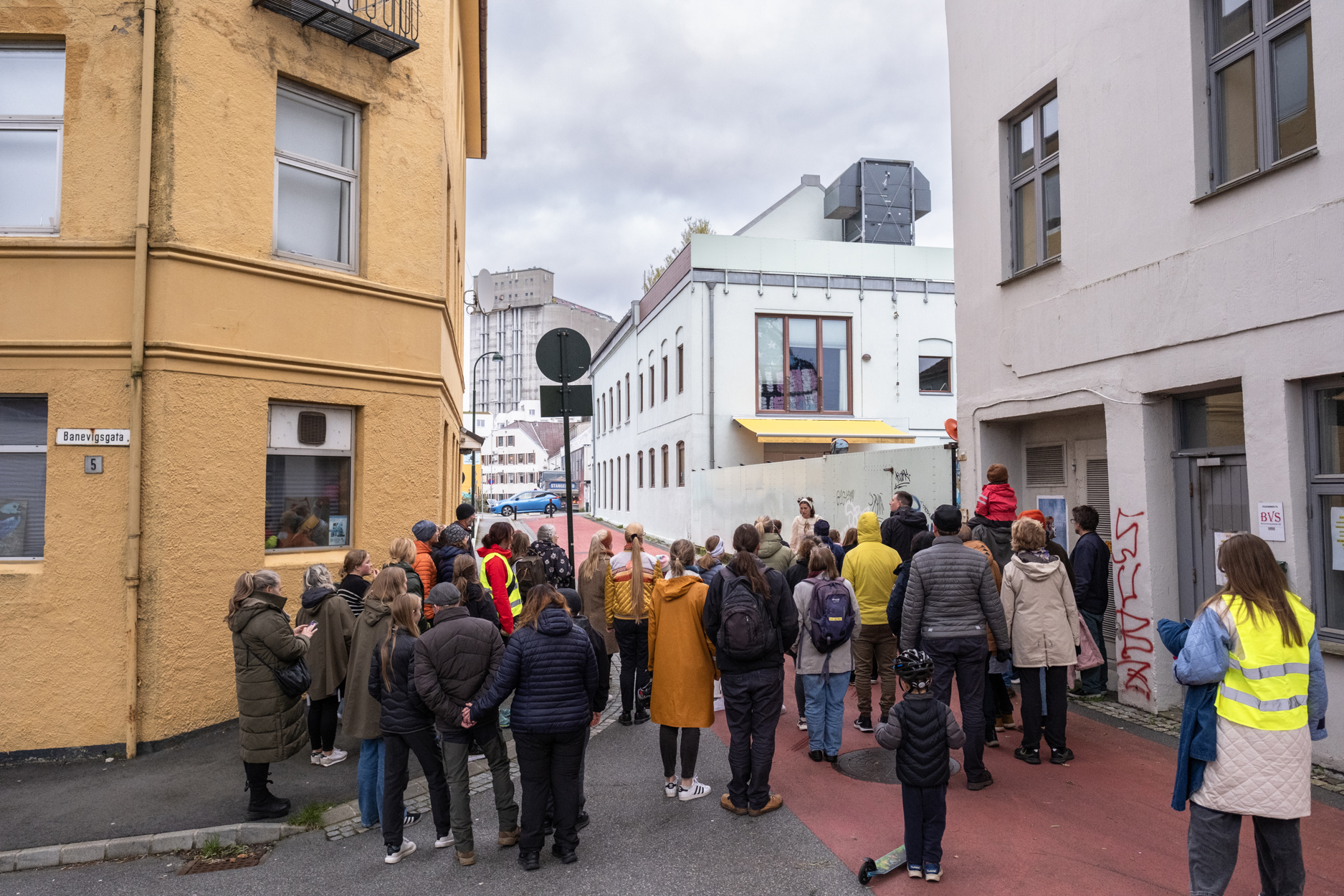 Storhaugs smug og bakgårder er en del av scenografien i Blikk.