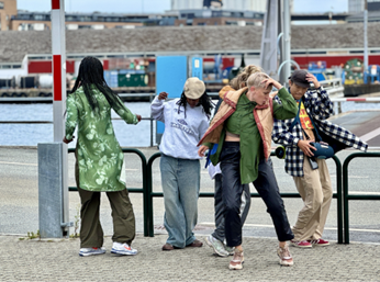Barn fra scenekunstforestillingen JAM danser.