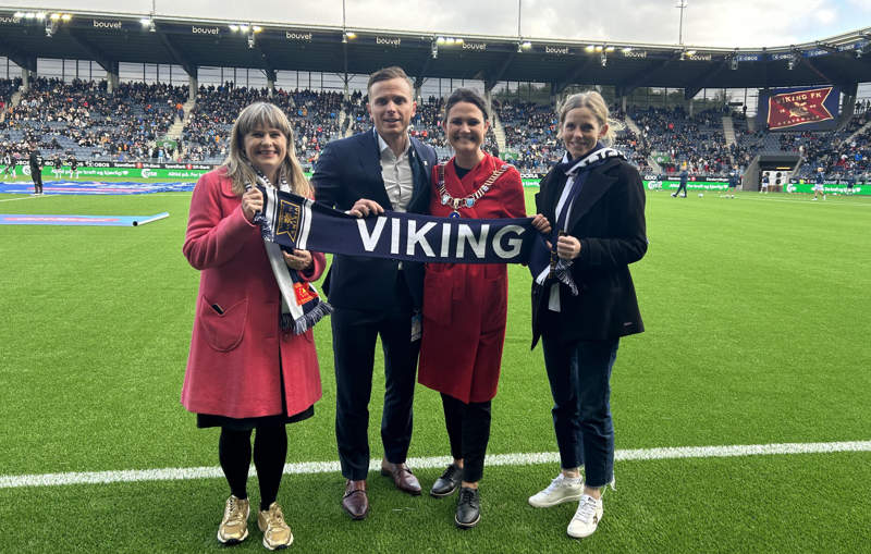 Prosjektrådgiver Stine Honore, Vikings Eirik Bjørnø, ordfører Kari Nessa Nordtun og prosjektleder for Stavanger 2025 Lena Antonius. 