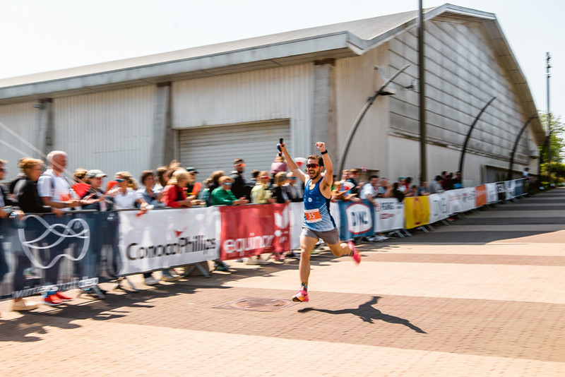 Løper som passerer målstreken under Energistafetten