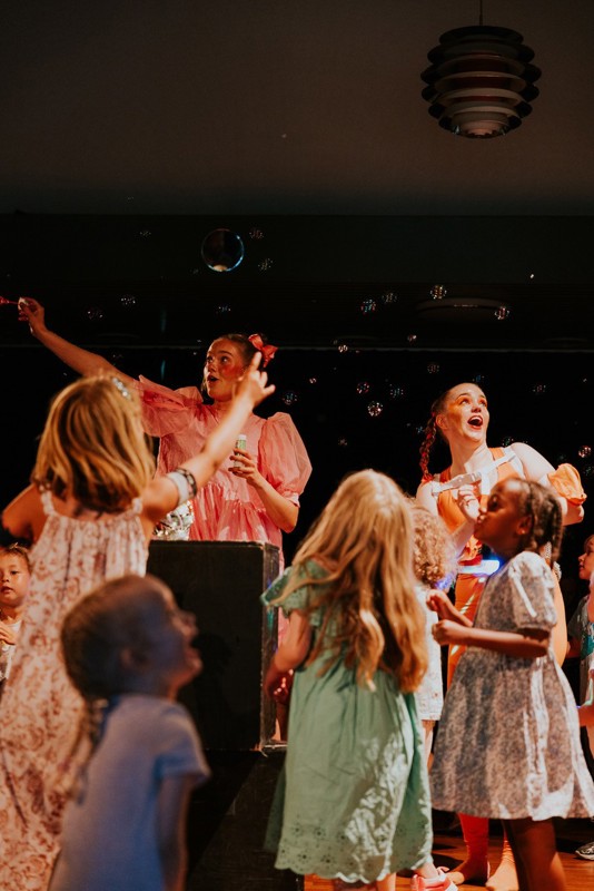 Teaterforestilling med barn og voksne.