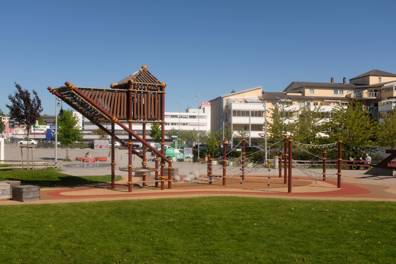 Oversiktsbilde av Heisekrana lekeplass på Hillevåg torg