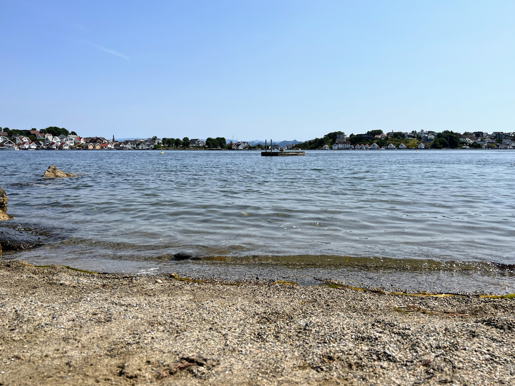 Badeplassen ved Kuvika, med flytebrygge i bakgrunnen.