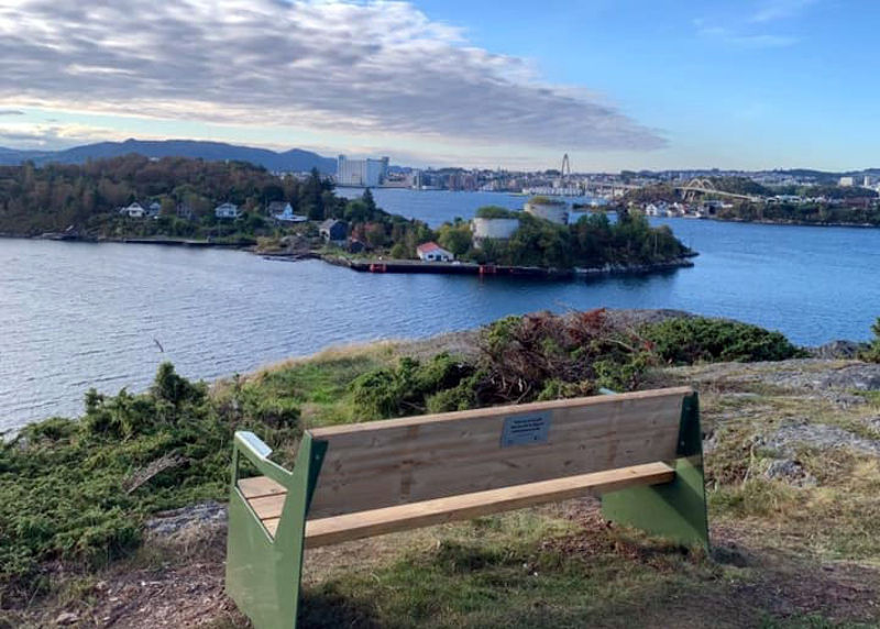 Benk på toppen av Klampen på Hundvåg. 