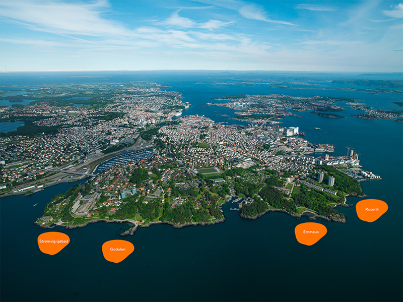 Flyfoto av turområdet og badeplassene på Storhaug i sør.