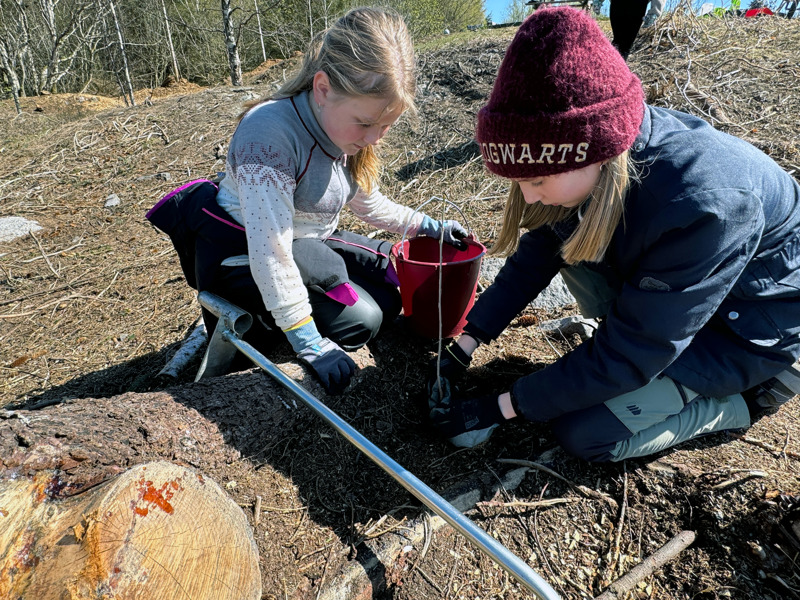 To jenter planter trær
