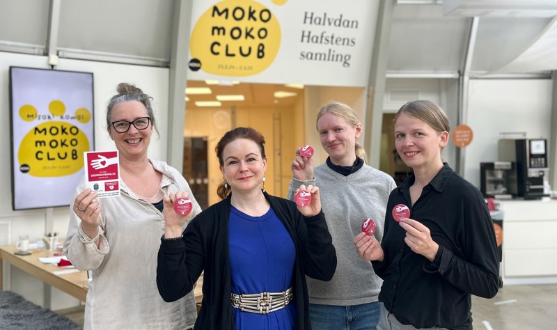 Fire ansatte holder frem buttons med demensvennlig samfunn etter kurset.