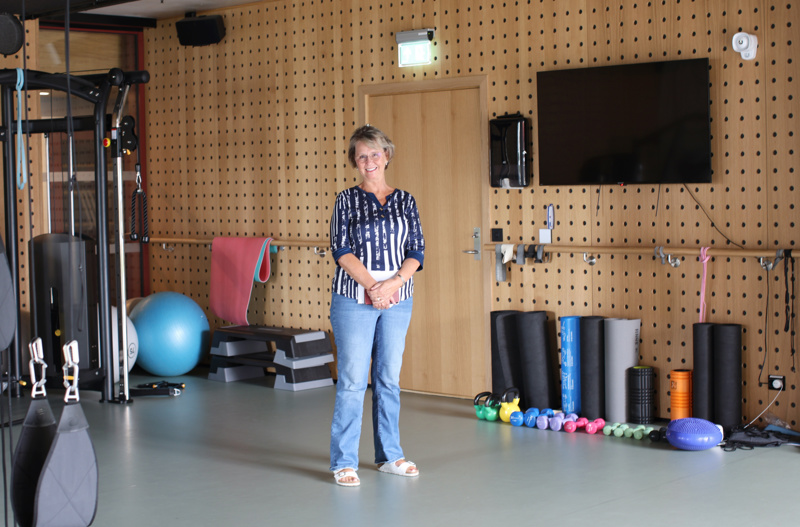 Bente Hopland viser frem treningsrommet