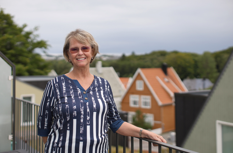 Bente Hopland utenfor leiligheten sin