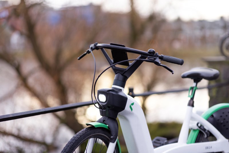 Bildet viser en bysykkel fra Kolumbus som står inntil et gjerde i byen. Vi bruker bildet for å illustrere teksten om transport. 