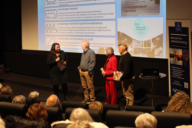 direktør for helse og velferd Stina Løkke og varaordfører Henrik Halleland overlevert rapporten, og de lovet å lese rådene nøye. 