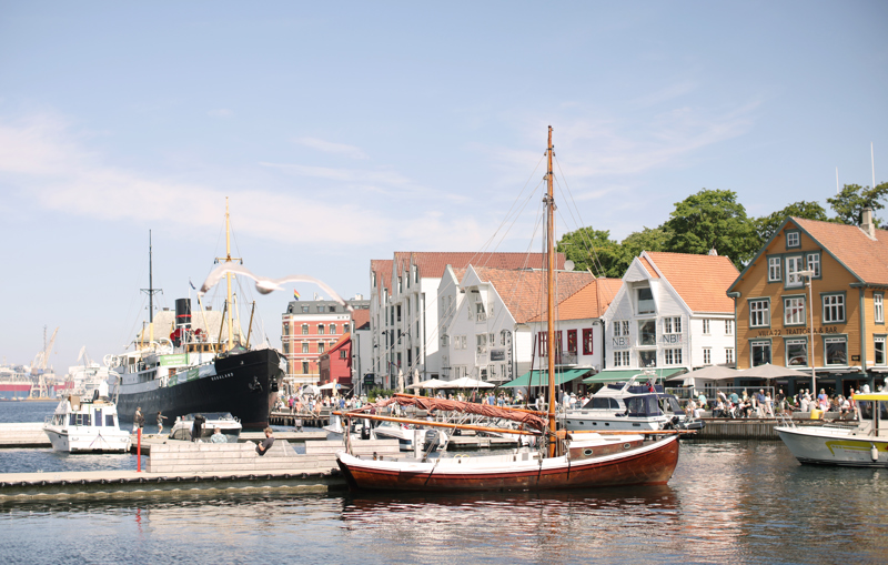 Viser Vågen i Stavanger med båter og masse folk som er i området