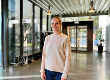Vi ser et bilde av fysioterapeut Ragnhild Fiskå som står i gangen i Storhaughallen.