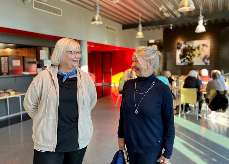 Bildet viser Hanne Nærland og Janet Eaton  som er frivillige instruktører. 