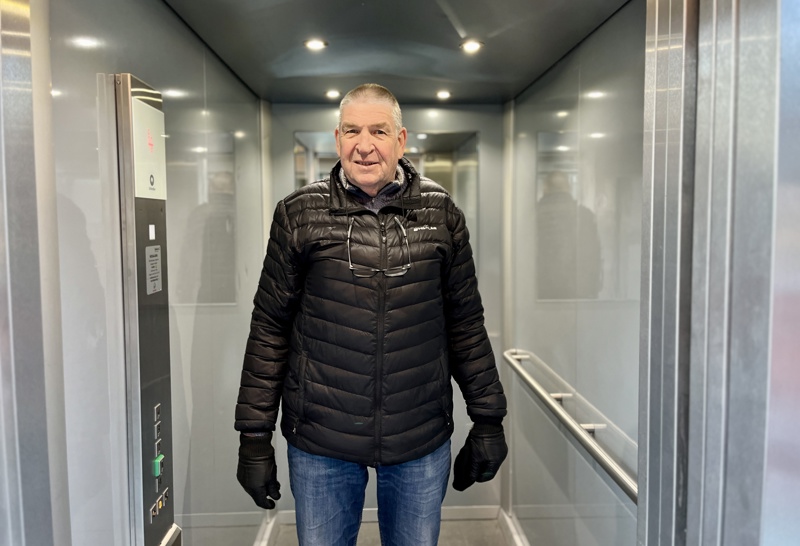 Vi ser Leif Sunde som er styreleder i Mjughaug Terrasse. 