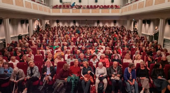 Vi ser sal 1 på Odeon kino på Sølvberget, full av folk. De skal høre på Bokprat, ett av tilbudene på Sølvberget.