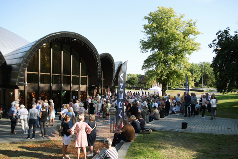 Kuppelhallen i Bjergsted med masse folk som er ute i pausen.