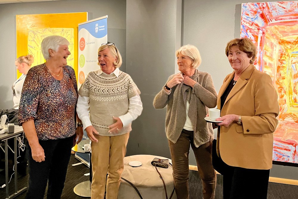 Bildet viser Elisabeth Evjedal, Ann-Helen Krohn Pettersen, Reidun Helleren og Grete Karin Sjæveland, som står i foajeen på hotellet i livlig prat.