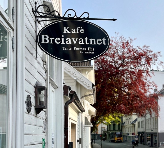 Bildet viser Kongsgaten med inngangen til Tante Emmas hus. Vi ser det sorte skiltet hvor det står Kafe Breiavatnet.