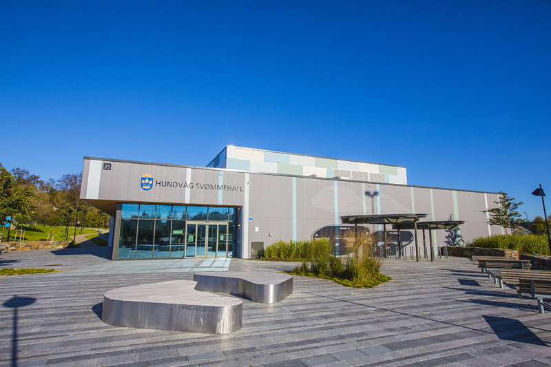Inngangen og og uteområdet til Hundvåg svømmehall, jpg