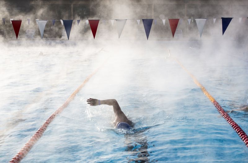 Mann som svømmer på Gamlingen
