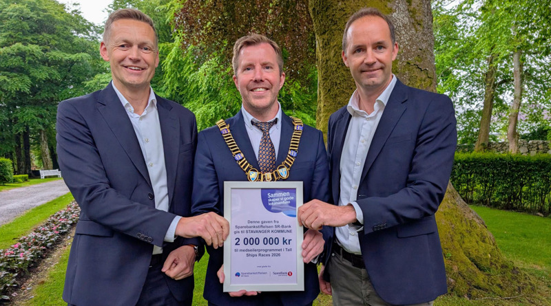 Konsernsjef i Sparebank 1 SR-Bank Inge Reinertsen, ordfører Tormod W. Losnedal og daglig leder av Sparebankstiftelsen SR-Bank Kjetil Skjæveland. 