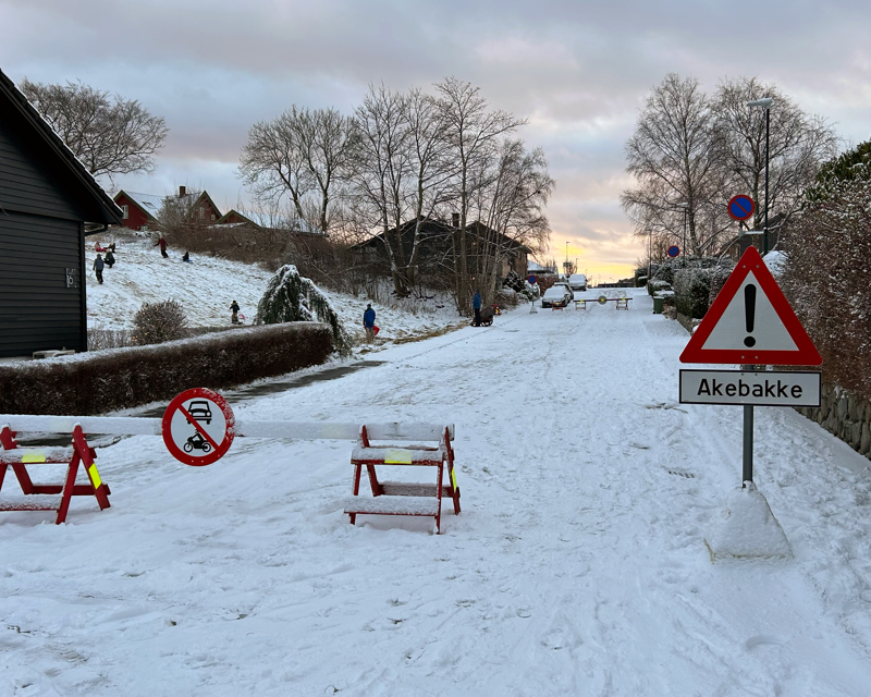 Stengt for biltrafikk. Her er akebakken ved Edvard Griegs vei.