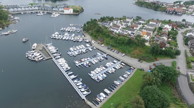 Dronebilde av Buøy småbåthavn ved Galeivågen – overskyet.