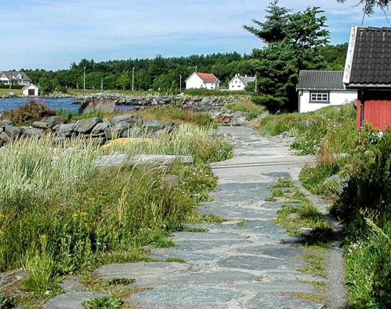 Tursti på naturheller mellom naust og sjø i Kvernevik.