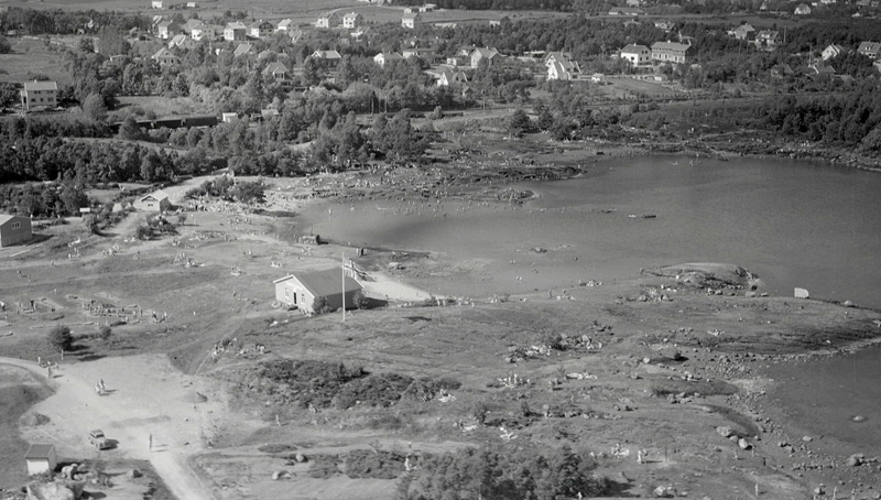 Flyfoto i svart hvitt over Vaulen badeplass