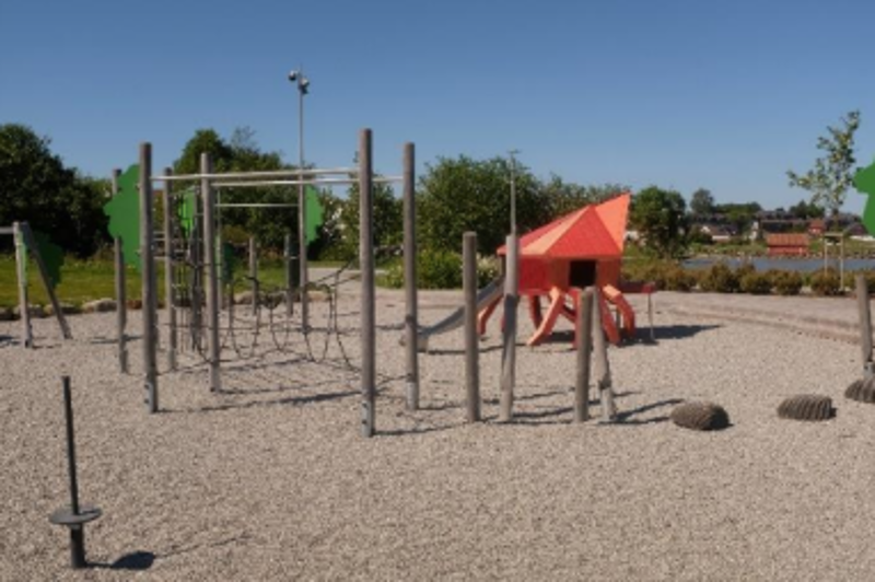 Totalbilde av lekeplass i sol
