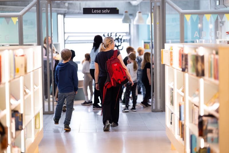 barn på biblioteksbesøk foto Anne Lise Norheim