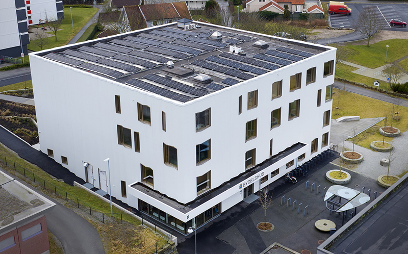 Dronefoto av Kvernevik og Sunde bydelshus