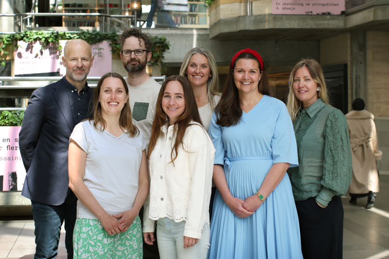 Bilde av alle de som bidrar til storforeldremøtet: Elliot Kim Jørpeland, Asbjørn Fidjeland Goa, Gunn Helen Voll og Brita Nordahl Vervik (bak)
Marte Skrede, Kristin Brabrand og Ingvild Rønneberg Hidle (foran)