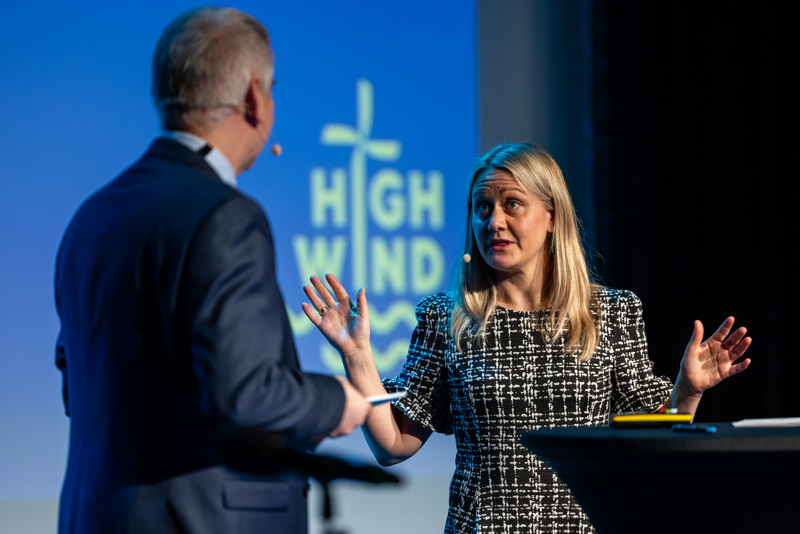 Dame og mann på scene.