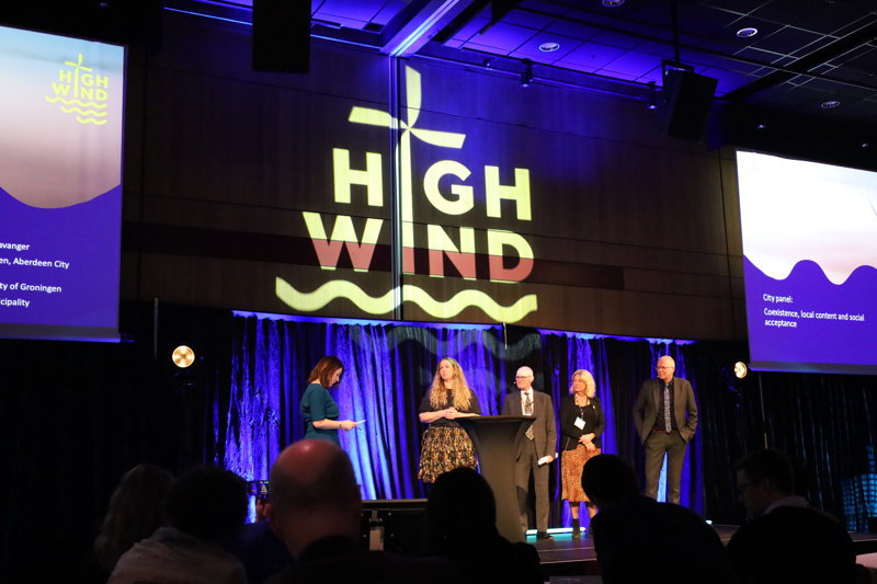 Bilde av folk på scenen under havvind-konferanse. 