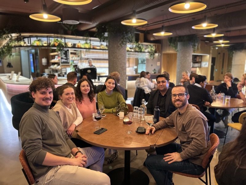 Bilde av mennesker rundt et bord.