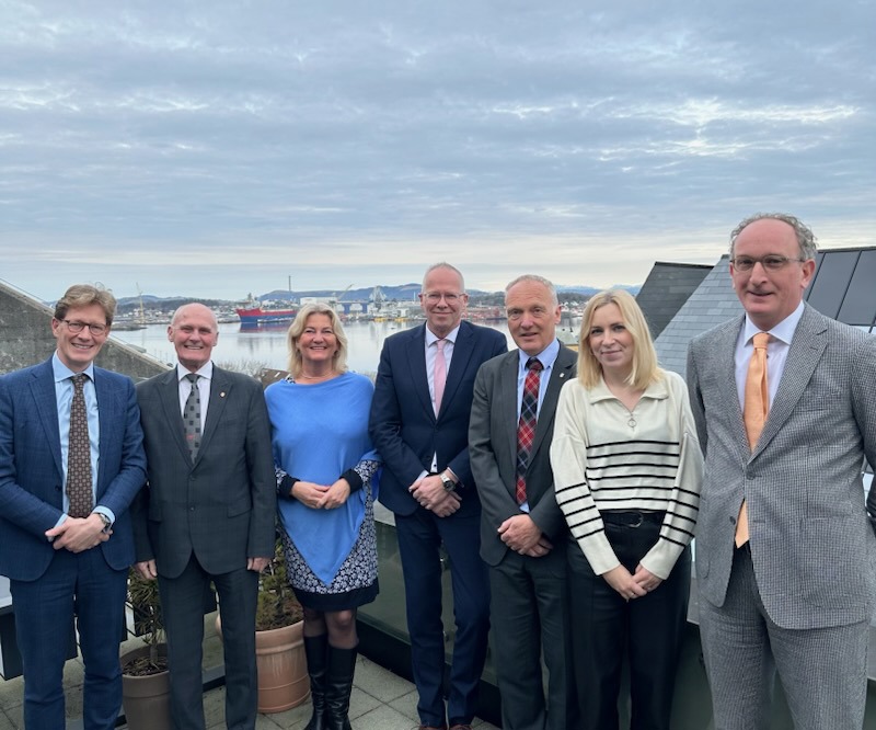 Ordførerne i de europeiske WECP-byene møttes under High Wind 2024. Bilde av mennesker.