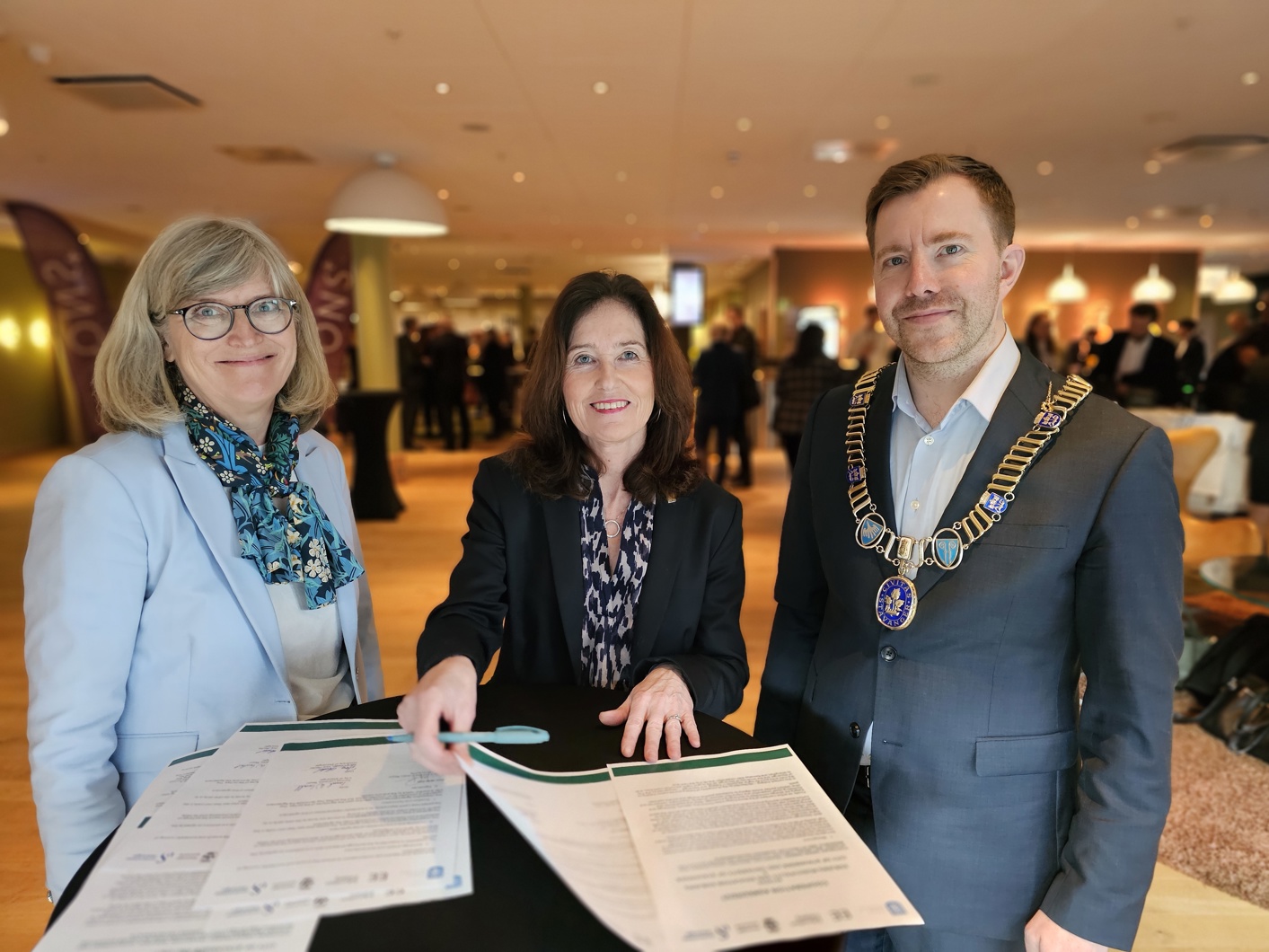 Bilde av to damer og en mann.