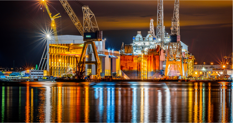 Nattebilde av Rosenberg verft, med tilsynelatende full aktivitet.