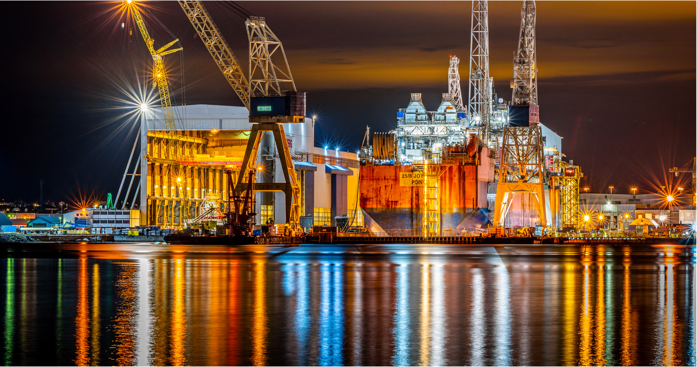 Nattebilde av Rosenberg verft, med tilsynelatende full aktivitet.