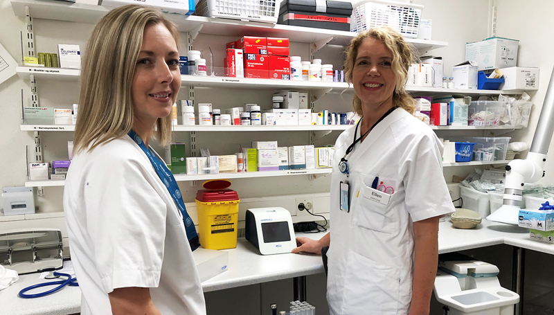 Lene Askildsen og Ellen Hogstad jobber som sykepleiere ved Vågedalen sykehjem. 