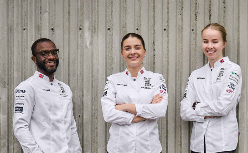 Årets kokk-kandidat Runa Ailin Kvendset (i midten) flankert av trener Tony Allene til venstre og assistent (commis) Tonje Svee til høyre. 