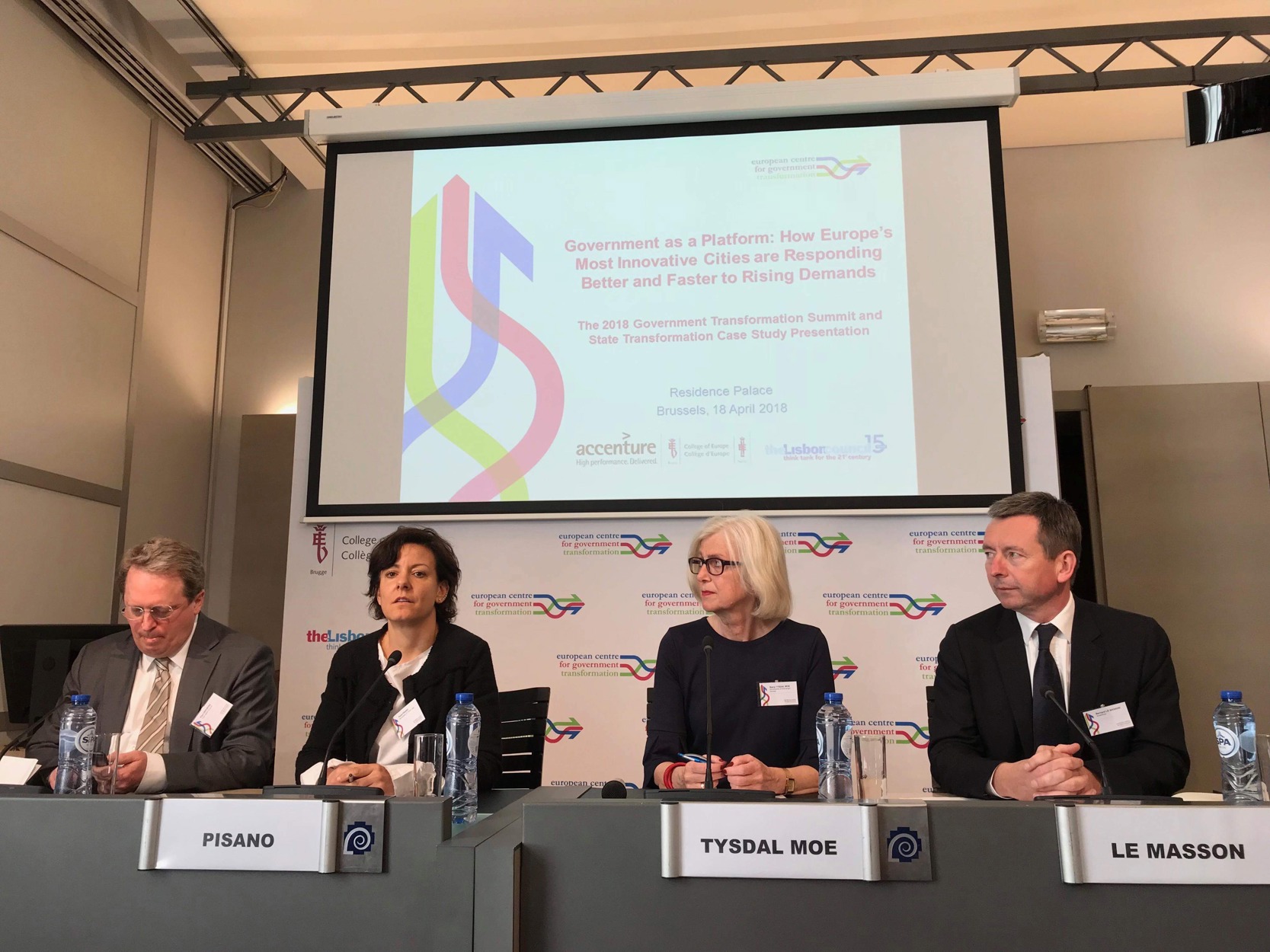 Varaordfører Bjørg Tysdal Moe på scenen i Brussel.