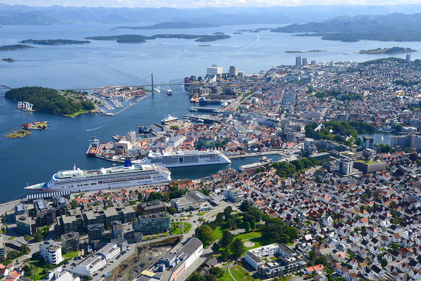 flyfoto av stavanger med cruiseskip i front