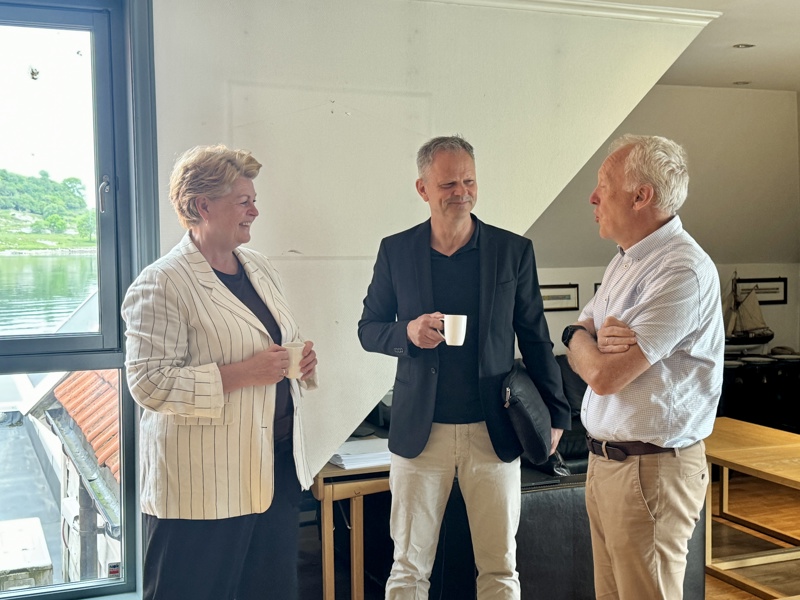 For å realisere fangst fra sentrale punktutslipp, må hele regionen etablere en fungerende, felles verdikjede. Helene Gram, programleder Mission City Stavanger kommune, Øystein Huglen Head of technology and innovation Maritime CleanTech, og Birger Haraldseid, energirådgiver næringsavdelingen Stavanger kommune, i samtale.