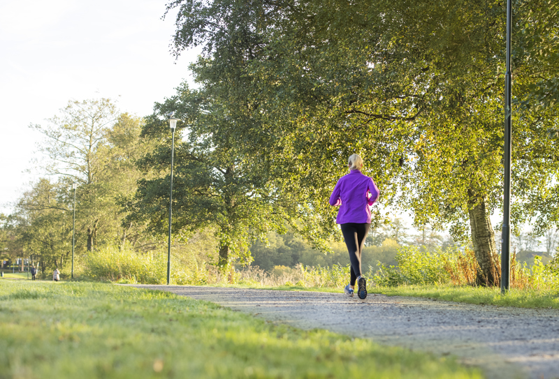 Person løper rundt Mosvatnet